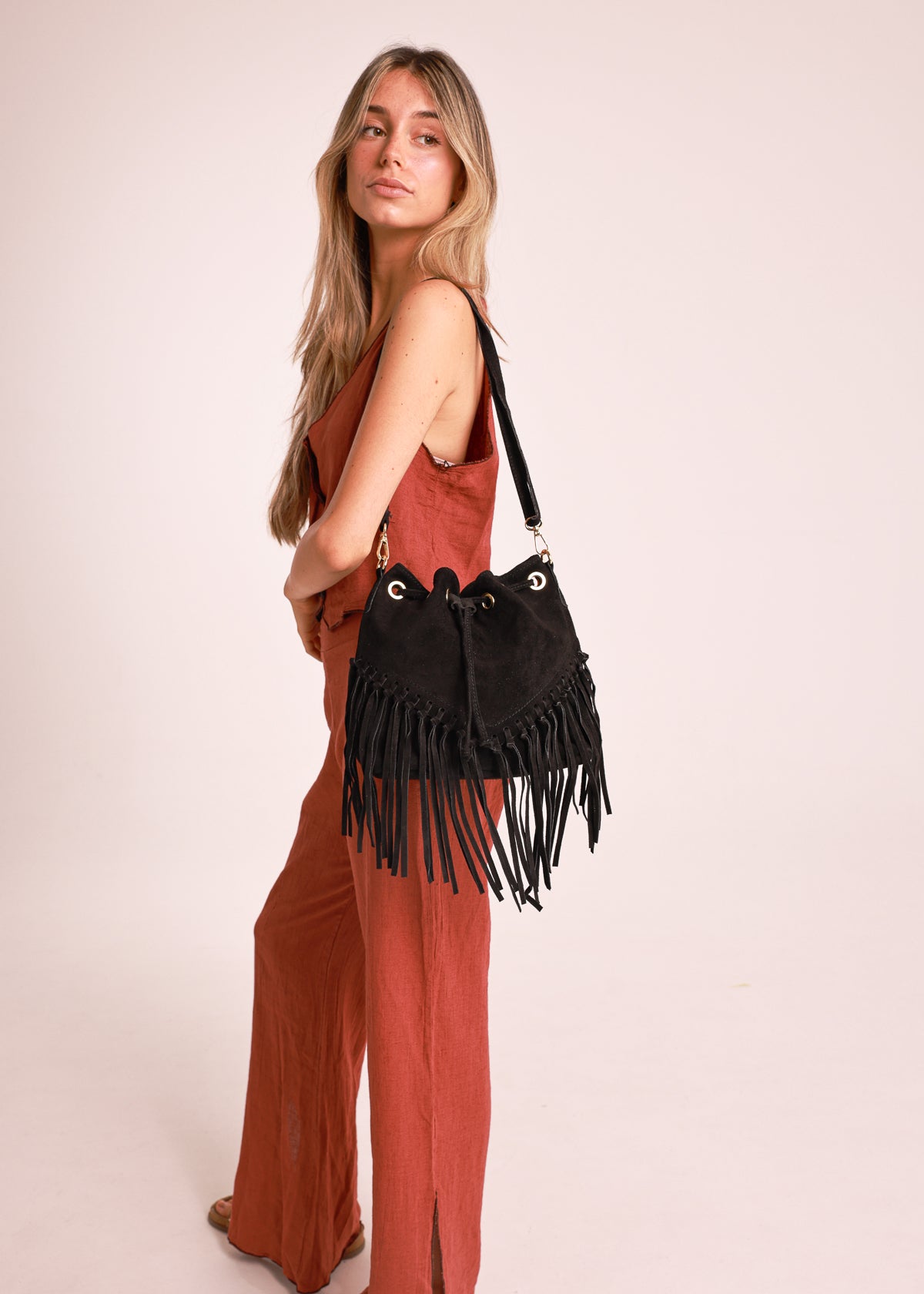 Bolso Bucket Flecos Negro